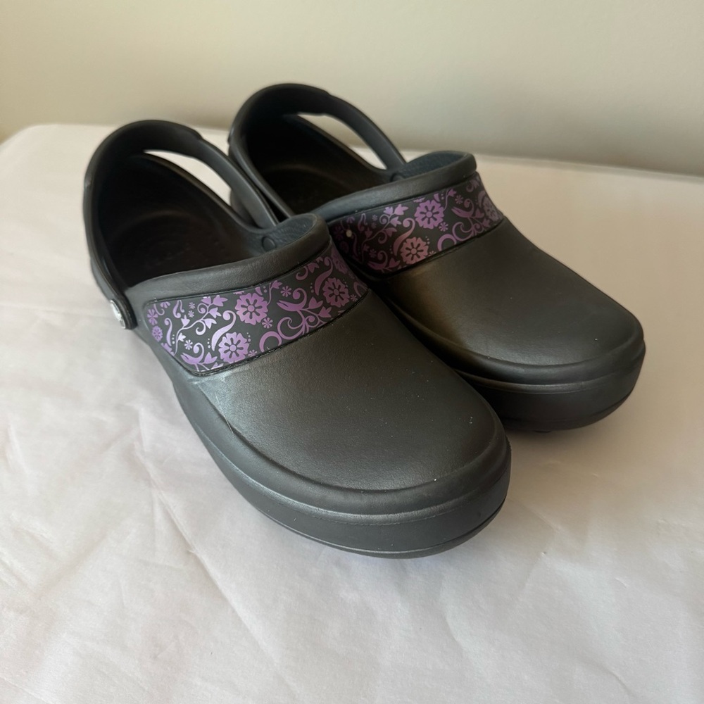 CROCS Size 9 Women’s Black and Purple Floral Clogs - Picture 2 of 5